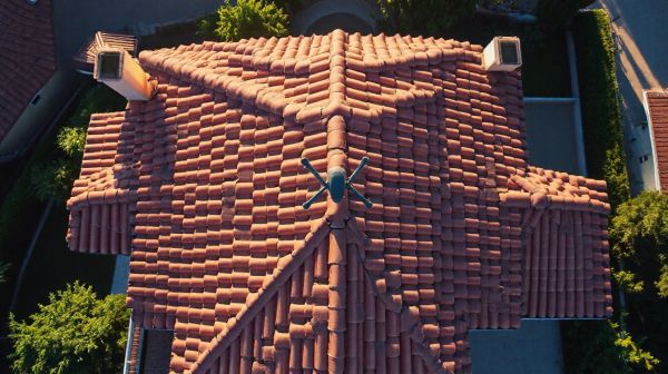 Découvrez comment un drone magnifie la toiture de votre maison
